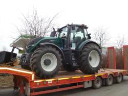 Nowo zakupiony przez Nadleśnictwo zielony ciągnik na czerwonej lawecie - 2016 rok