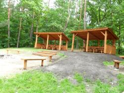 Świeżo wyremontowane drewniane wiaty ze stołami ne tle lasu - 2012 rok