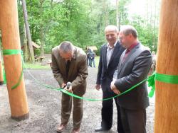 Osoby dokonujące symbolicznego przecięcia wstęgi na otwarciu zmodernizowanych drewnianych wiat - 2012 rok