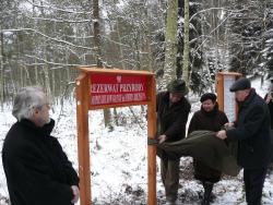 Grupa osób uroczyscie odsłania tablicę z okazji nadania rezerwatowi przyrody Mszar Przygiełkowy imienia Huberta Jurczyszyna - 2010 rok