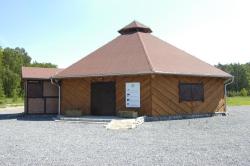 Drewniany budynek Leśnego Centrum Ekologicznego w Dankowie - 2007 rok